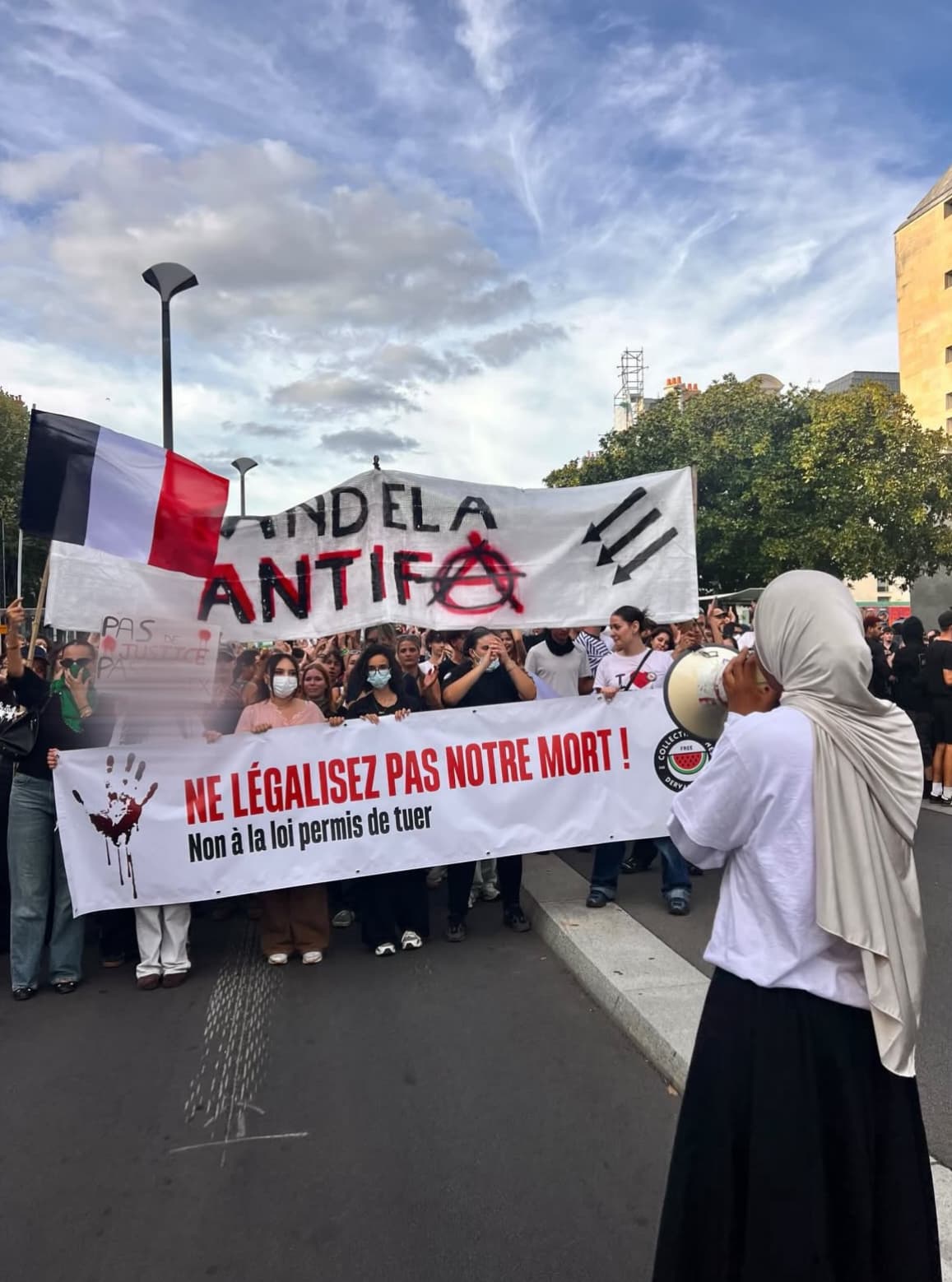 Un jeune participe à une action associative de JDD